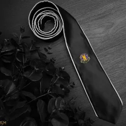 Corbata deluxe Nevermore Academy con pin Miércoles