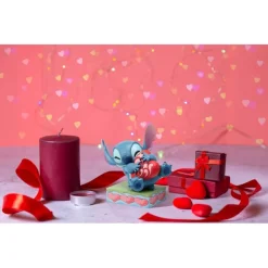 Figura Enesco Disney Stitch con Corazón Rojo 13 cm