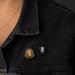 Pack de 2 Pines Academia Nevermore Miércoles Addams